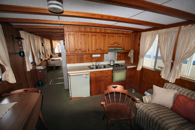 Houseboat-Front-01.jpg